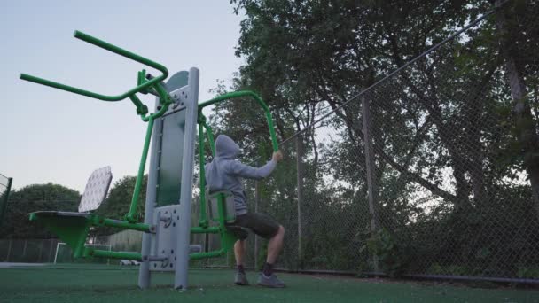 Человек Использующий Пресс Груди Вечерняя Тренировка Открытом Спортзале Здоровье Фитнес — стоковое видео