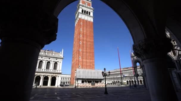 Schöne Vorwärtsaufnahme Des Markusplatzes Und Seines Glockenturms Venedig Italien Hauptplatz — Stockvideo