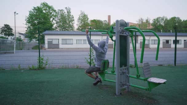 인간은 기복을 체육관에서 운동을 했어요 — 비디오