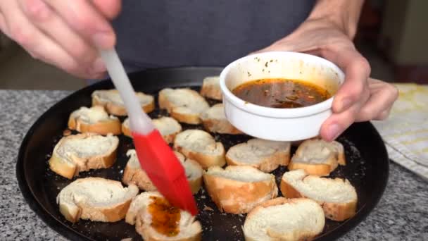 Чоловік Робить Ароматизований Тост Кухні Вдома Крупним Планом — стокове відео