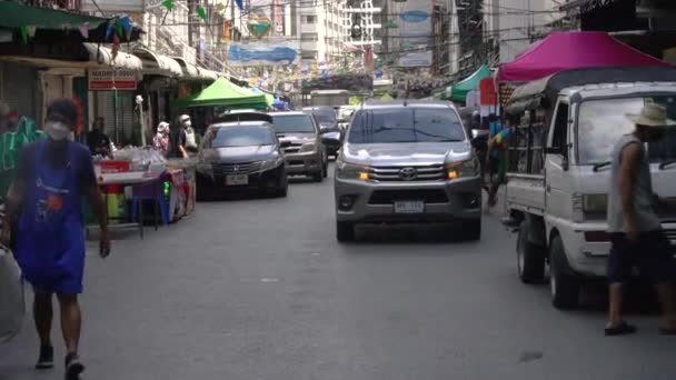 Early Morning People Cars Silom Downtown Bangkok Setting Stalls — Stock Video
