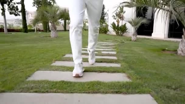 Detail Van Mannenbenen Met Sportkleding Trottoir Met Gras — Stockvideo