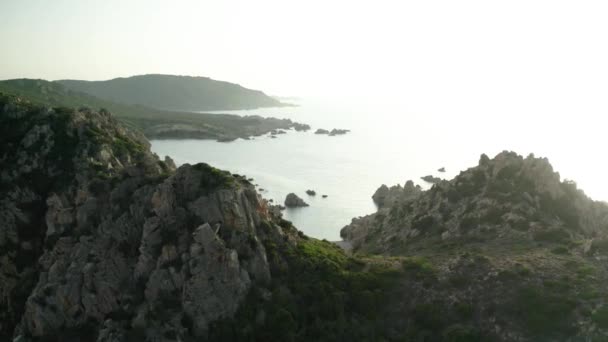 Revealing Aerial Shot Exotic Small Beach Mountains Italian Sardinia Island — Vídeo de Stock