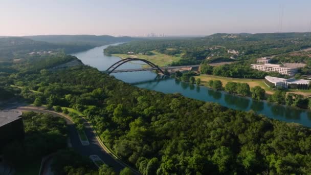 Aerial Sweep Iconic Pennybacker 360 Bridge Austin Texas Hazy Summer — Vídeo de Stock