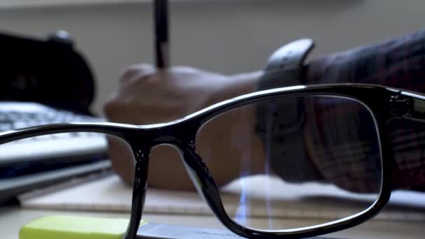 Escrita Esquerda Desfocada Almofada Lado Teclado Através Óculos Olho Quadro — Vídeo de Stock