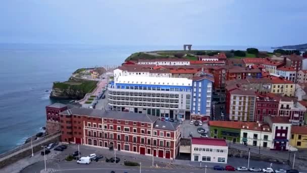 Niesamowite Zdjęcia Drona Cimadevilla Gijn Gdzie Widzimy Budynki Zatoką Plaży — Wideo stockowe