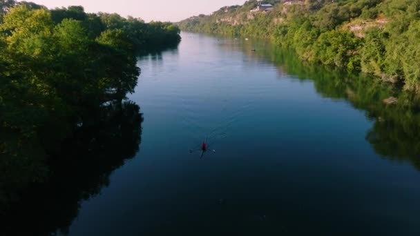 Kayaker Paddling Μέσα Από Υαλώδη Νερά Κατά Την Ανατολή Του — Αρχείο Βίντεο