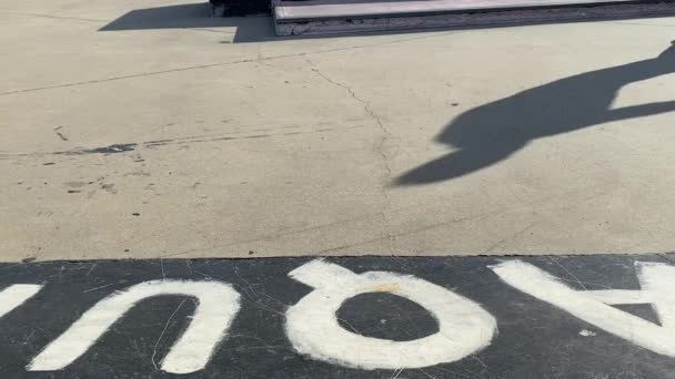 Super Rychle Bruslař Klouzání Skateboardu Přes Rampu Betonovém Skateparku Natočeno — Stock video