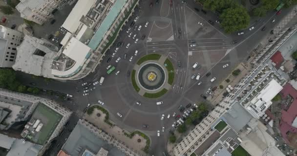 Rotación Aérea Hacia Abajo Tráfico Que Conduce Rotonda Freedom Square — Vídeos de Stock