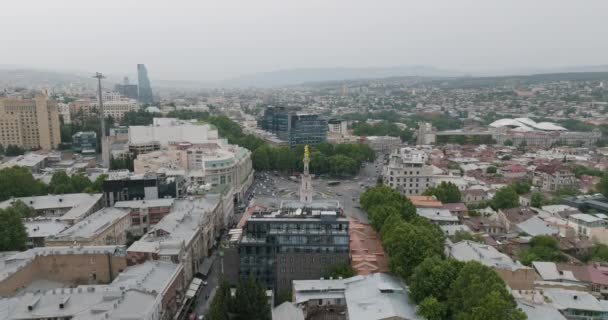 Dolly Aerial Shot Foggy Cityscape Tbilisi Freedom Square — Stockvideo