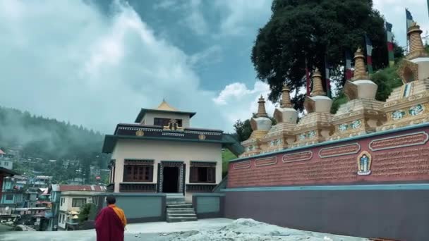 Yellow Hats Tibetan Buddhist Monk Walking Entrance Lava Kagyu Thekchen — Stok video