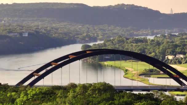 Aerial Sweep 360 Pennybacker Bridge Austin Country Club Overlooking Lake — Vídeo de stock