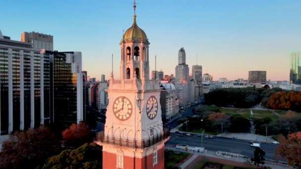 Torre Monumental Brillando Vivo Amanecer Matutino Buenos Aires Órbita Aérea — Vídeos de Stock
