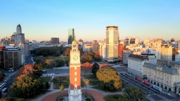 布宜诺斯艾利斯的Iconic Torre纪念碑在清晨的阳光下傲然屹立 无人驾驶飞机 — 图库视频影像