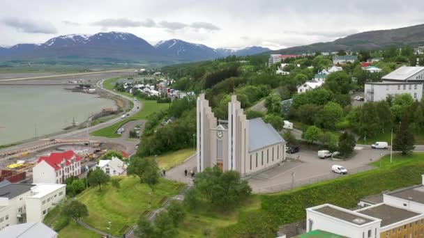 Ισλανδία Λουθηρανική Εκκλησία Του Akureyi Drone Βίντεο Κινείται — Αρχείο Βίντεο