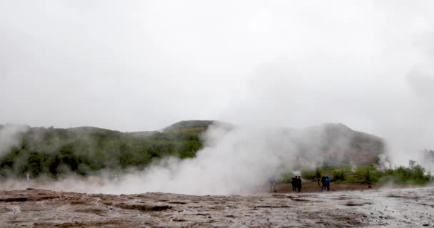 アイスランドゴールデンサークルのガイザーはゆっくりと動く蒸気で — ストック動画