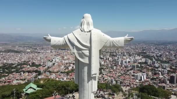 Cristo Concordia Jesus Statue Bolivia Pull Back Aerial Reveal City — 비디오