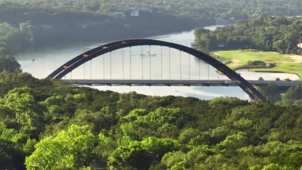 Піднявшись Щоб Відкрити Міст Pennybacker 360 Остіні Техас Над Озером — стокове відео