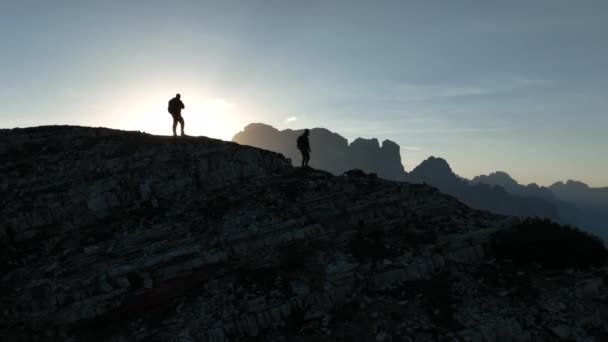 Female Male Hikers Top Mountain Sunrise Beautiful Morning Tre Cime — Vídeo de stock