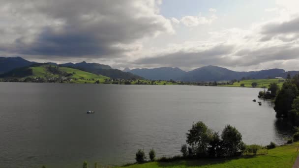 Serene Aerial Panorama Alpine Sihlsee Lake Switzerland Rainy Day — ストック動画