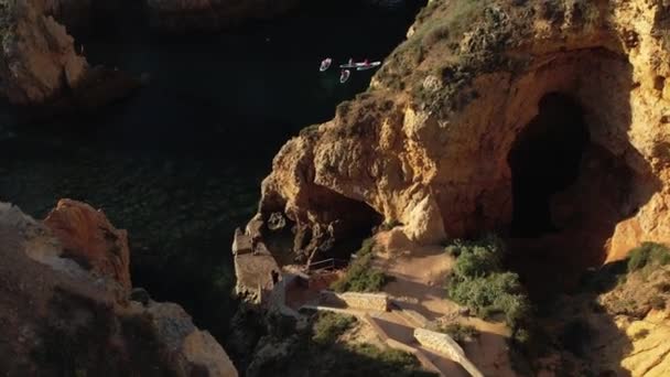 Sup Tour Una Pequeña Cala Rocosa Revelar Lentamente Por Dron — Vídeo de stock