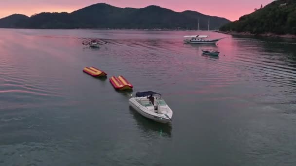 Barcos Cerca Costa Ubatuba Durante Dramática Puesta Sol Púrpura Círculo — Vídeos de Stock