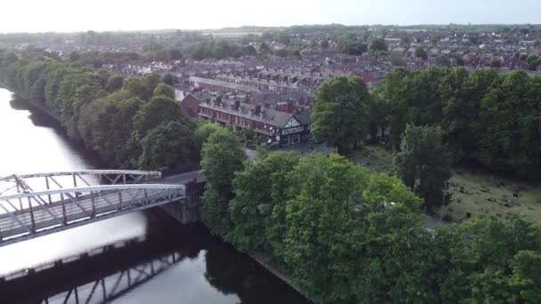 Luchtfoto Manchester Schip Kanaal Swing Brug Baan Warrington Huizen Engeland — Stockvideo