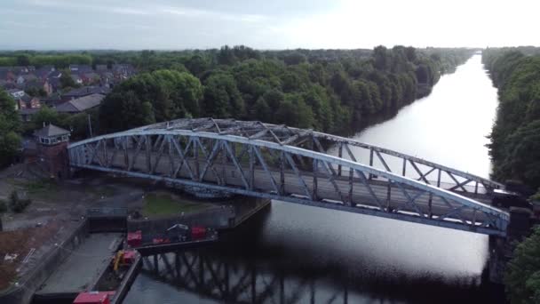 Letecký Pohled Manchester Loď Kanál Houpačka Most Odrazy Provoz Warrington — Stock video