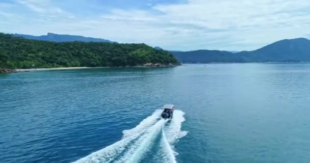 Drone Follow Speedboat Cruising Blue Sea Leaving Foam Trails Water — Stok video