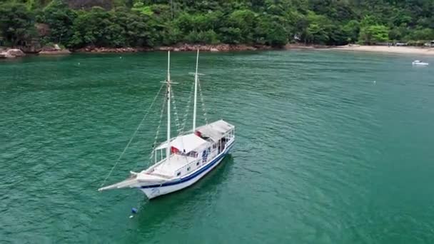Aerial Drone Orbiting Touristic Sailboat Cruises Moored Emerald Water Beautiful – Stock-video