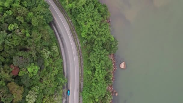 Aerial Birdseye Flying Riverside Road Brazil Mostrando Selva Calle Mar — Vídeo de stock