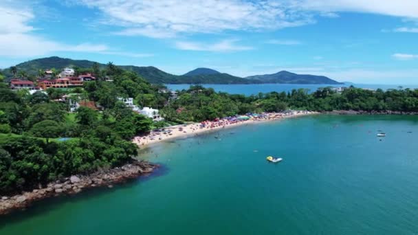 Vista Aérea Hacia Playa Perenque Mirim Playa Tropical Llena Turistas — Vídeos de Stock