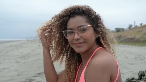 Menina Latina Bonito Olhando Para Câmera Com Seus Óculos — Vídeo de Stock