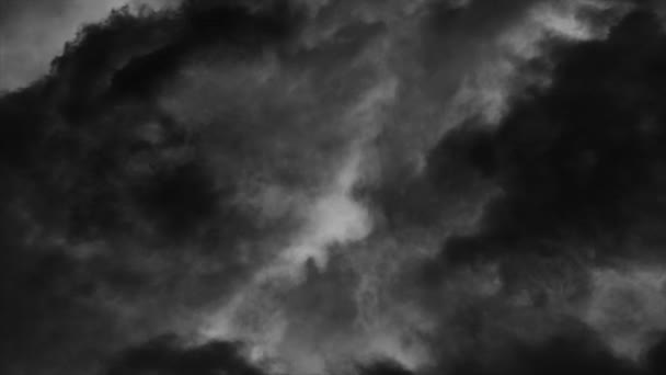 Gri Kümülonimbus Bulutları Gökyüzüne Doğru Ilerliyor — Stok video