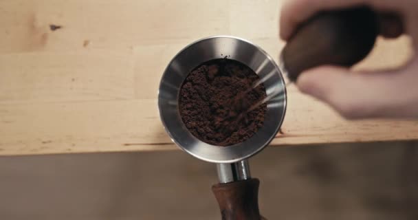 Barista Preparando Espresso Coffee Grinds Con Herramienta Wdt Bottomless Portafilter — Vídeo de stock