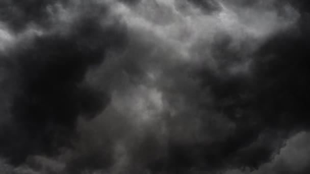 Bakış Açısı Karanlık Gökyüzünde Karanlık Bir Kümülonimbus Bulutu Içinde — Stok video