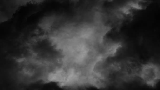 Uma Tempestade Nuvens Cumulonimbus Movendo Através Céu Escuro — Vídeo de Stock