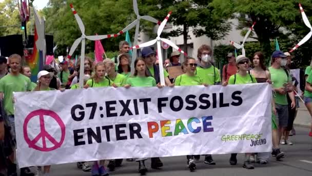 Klimaaktivisten Fordern Beim Gipfel München Klimagerechtigkeit Von Der Politik Demonstrationsmarsch — Stockvideo