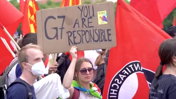ミュンヘンで開催されたG7サミットでの抗議デモ 世界の指導者からよりグローバルな平等を要求する 左翼の政治的動機付け運動 — ストック動画