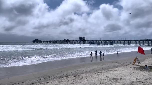 Mensen Spelen Het Strand Een Zonnige Dag Met Clouds Girl — Stockvideo