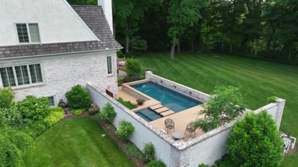 Aerial View Suburban Mansion Backyard Pool Wealthy Family Home Usa — Stockvideo
