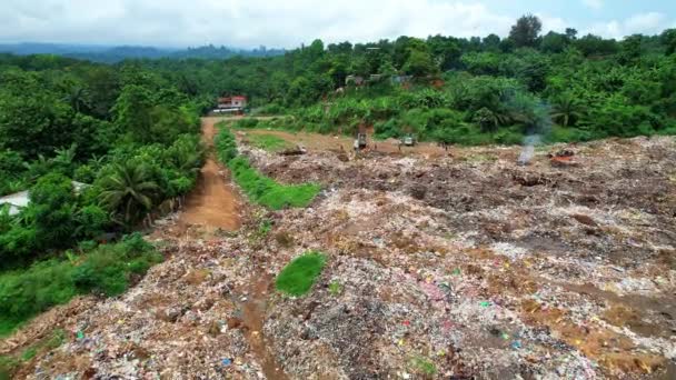 Fying Dump Trucks Unloading Garbage Locals Sorting Garbage Sao Tome — Stock Video