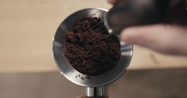 Przygotowanie Szlifierki Kawy Espresso Pomocą Narzędzia Wdt Zbliżenie Techniki Dystrybucji — Wideo stockowe