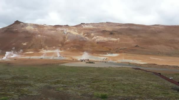 Landmannalaugar Геотермальное Поле Исландии Беспилотником Видео Движется Боком Широкий Выстрел — стоковое видео