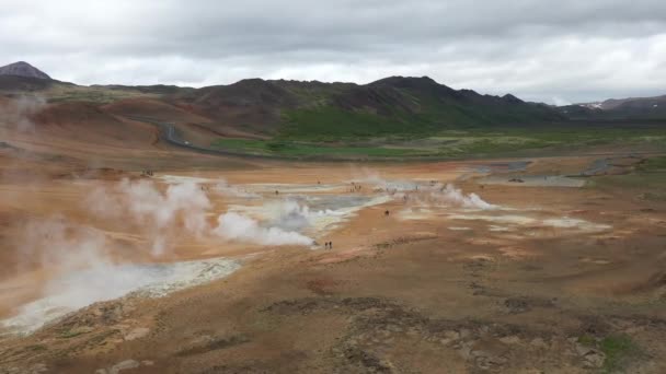 Landmannalaugar Геотермальное Поле Исландии Беспилотником Двигаться Вперед Людьми — стоковое видео