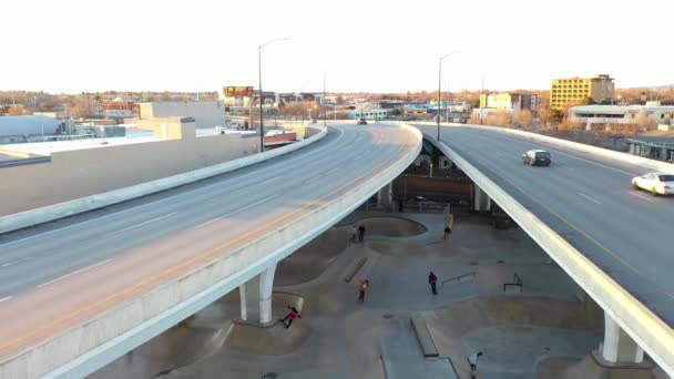 Disparo Aéreo Revelando Skatepark Escondido Debajo Autopista — Vídeos de Stock