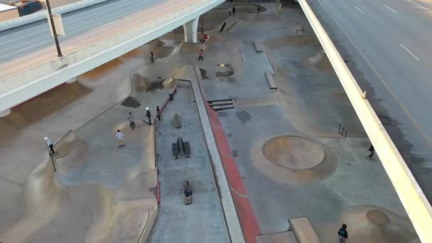 Drone Shot Pushing Skatepark Highway — Vídeo de stock