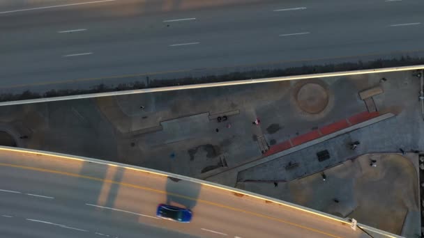 Sus Jos Împușcat Aerian Unui Skatepark Legat Între Autostrăzi Răsăritul — Videoclip de stoc