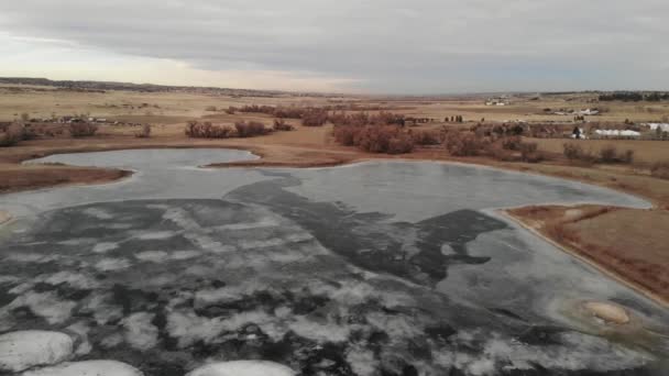 Frozen Lake Midwest America Winter Day Cloudy Sky Reveal Shot — Αρχείο Βίντεο