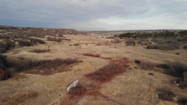 美国中西部地区公园和娱乐区附近的汽车驶过泥泞的道路空中无人机图像Hd横向美国农村天桥 — 图库视频影像